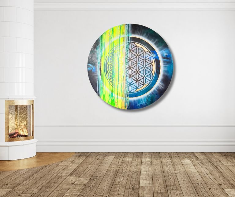Moderner Wohnraum mit hellem Parkettboden, weißer Wand und gemustertem Kamin links; an der Wand hängt ein rundes, farbenfrohes Kunstwerk mit leuchtenden Grün-, Blau- und Gelbtönen und einem geometrischen Muster in der Mitte.
